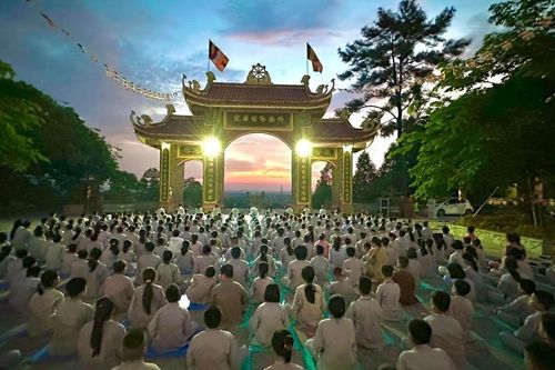 300 khóa sinh tham dự khóa tu mùa hè 'Theo dấu chân Phật' tại thiền viện Trúc Lâm Hàm Rồng