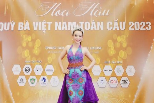 Hoa hậu Vũ Ngọc Anh đẹp rực rỡ trên hàng ghế chấm thi nhan sắc