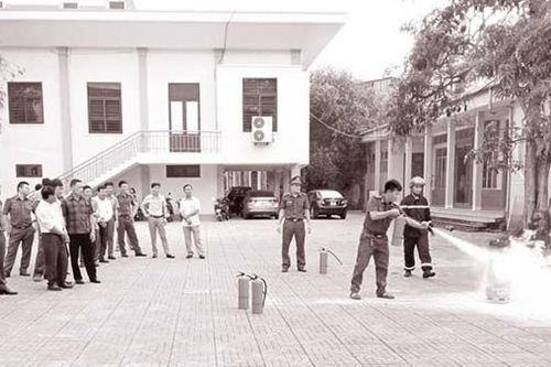 Tặng thiết bị phòng cháy, chữa cháy cho hộ nghèo