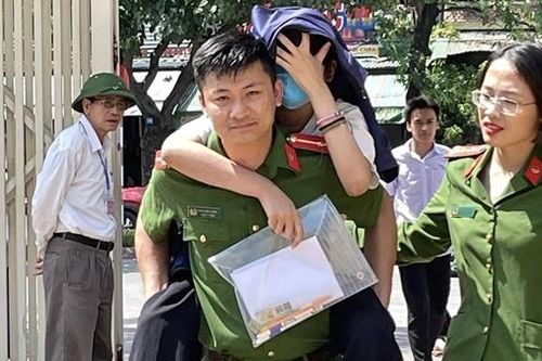 Xúc động hình ảnh Thượng úy Công an cõng thí sinh bị gãy chân vào phòng thi