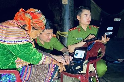 Công an huyện Bảo Yên ngày đêm bám bản cấp CCCD cho người dân