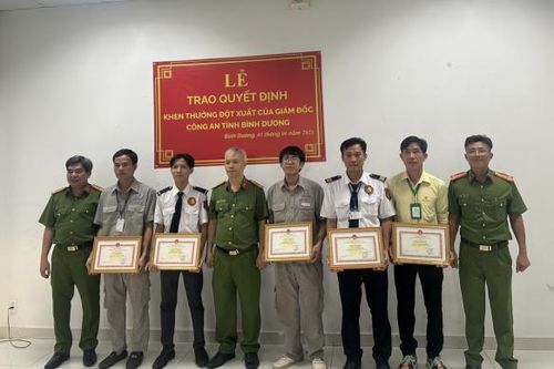 Khen thưởng các cá nhân dập tắt nhanh đám cháy ở chung cư