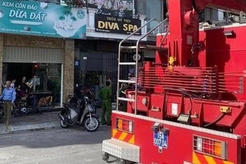 Cứu thành công 4 người mắc kẹt trong thang máy