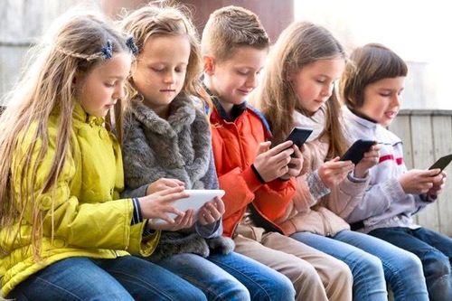 Ireland - Nơi người lớn cấm học sinh tiểu học dùng điện thoại thông minh