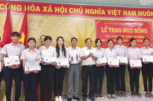 Quảng Ngãi: Trao 40 suất học bổng tặng học sinh vượt khó, giỏi tiếng Anh