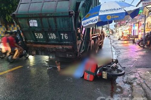 Xe cứu hộ kéo xe chở rác bị hỏng va chạm xe máy khiến 1 một người tử vong