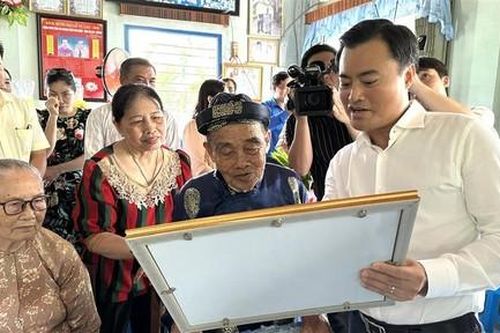 Lãnh đạo TPHCM thăm, chúc mừng người cao tuổi tại huyện Bình Chánh