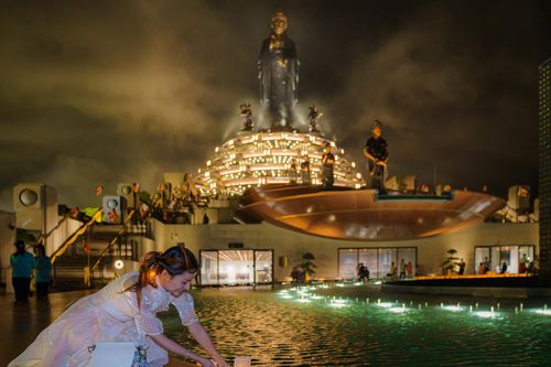 2.000 ngọn đăng thắp sáng trên Núi Bà Đen mừng ngày đại lễ Phật đản