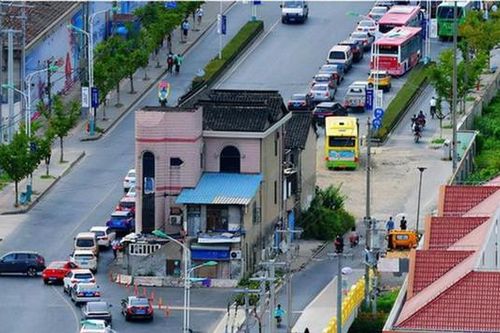 Chủ đầu tư 'bó tay' trước ngôi nhà có móng vững nhất đứng giữa đường suốt 14 năm không lay chuyển và cái kết bất ngờ chỉ từ chi tiết nhỏ