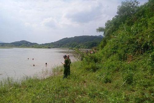Cháu bé 14 tuổi bị đuối nước khi tắm sông Hồng