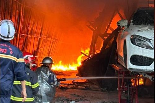 Gara ô tô rộng hàng trăm m2 bốc cháy dữ dội