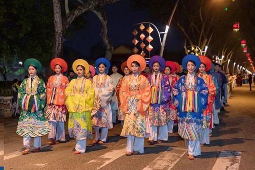 Trang phục truyền thống với dòng chảy thời đại