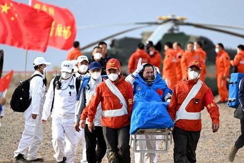 Xem tàu vũ trụ chở phi hành gia Trung Quốc hạ cánh xuống Nội Mông
