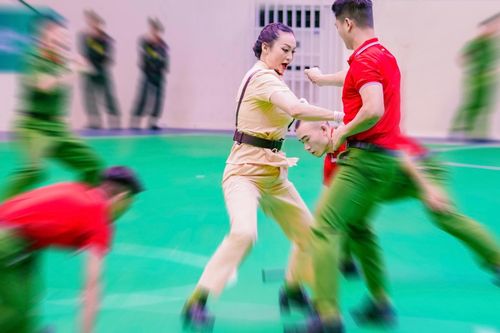 Nữ chiến sĩ công an Hà Nội thi triển tuyệt kỹ Mai Hoa quyền