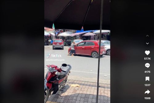Lan truyền clip người đàn ông chặn đầu ô tô, 'xin đểu' tiền của lái xe ở Bắc Ninh