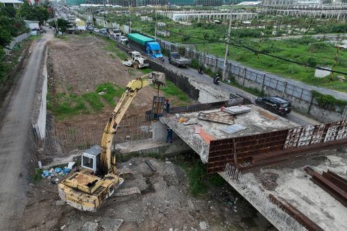 Người dân tháo dỡ nhà, giao mặt bằng thi công cầu 900 tỷ đồng ở TP.HCM