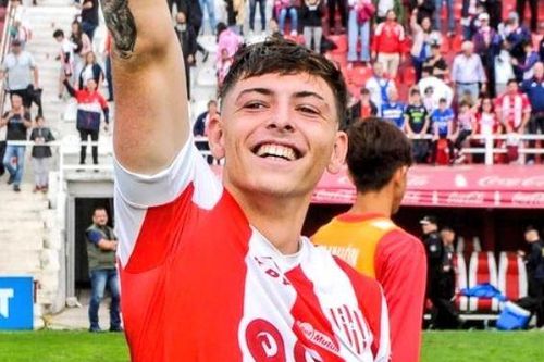 Tiền đạo 17 tuổi được cả trường ra đón sau bàn thắng ở giải Argentina