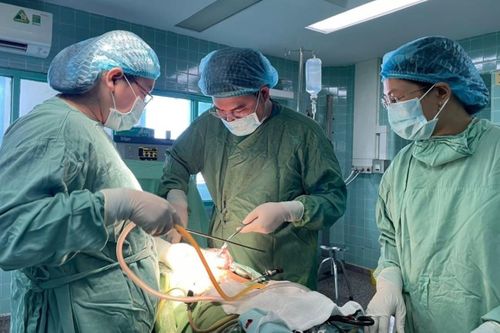 Cô gái 18 tuổi có khối u chứa đầy da và tóc