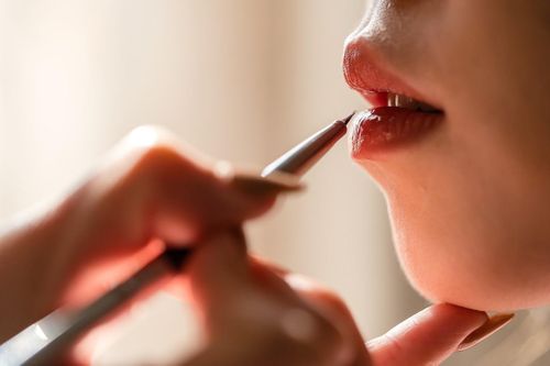 Điều gì xảy ra với cơ thể khi dùng son môi kém chất lượng?