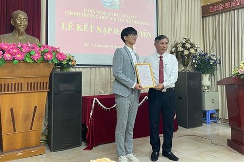 Kết nạp đảng viên cho 2 học sinh trường THPT Nguyễn Thị Minh Khai