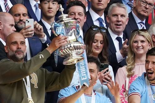 Kể cả giành cú 'ăn ba', Guardiola còn lâu mới là HLV vĩ đại