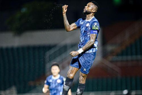Hoàng Vũ Samson sút xa khó tin tung lưới SLNA, ghi bàn đẹp nhất vòng 11 V-League