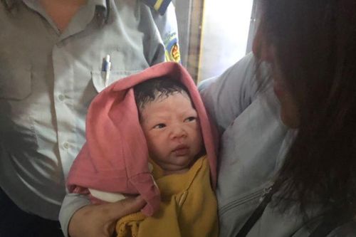 Hỗ trợ khách chuyển dạ, sinh con trên tàu thành công
