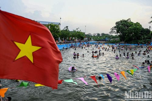 Biến ao làng thành bể bơi miễn phí cho trẻ