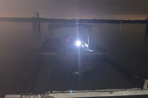 'Cát tặc' đánh chìm phương tiện, nhảy sông bỏ trốn vẫn không thoát được CSGT đường thủy