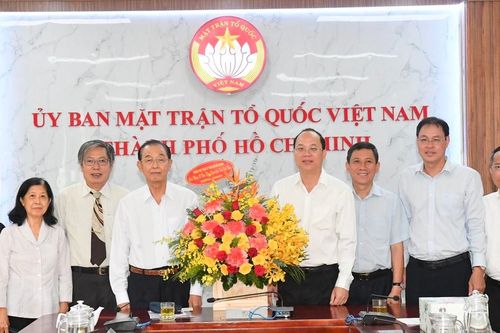 Phó Bí thư Thành ủy TPHCM Nguyễn Hồ Hải thăm, tặng quà Ban đại diện Hội Người cao tuổi