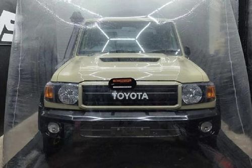 Toyota Land Cruiser 70th Anniversary 'trùm mền' rao bán hơn 2,1 tỷ đồng