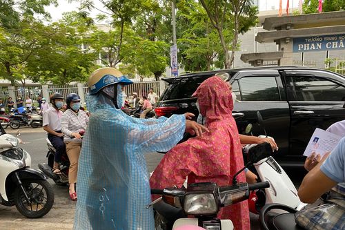 Thí sinh Đà Nẵng 'đội mưa' đi thi buổi đầu tiên vào lớp 10 THPT