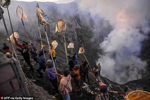 Hàng ngàn người ném gia súc, thực phẩm xuống miệng núi lửa