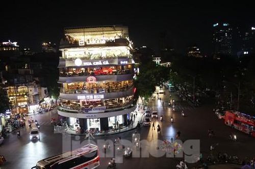 Đường phố Hà Nội bỗng tối om vì phải cắt giảm điện