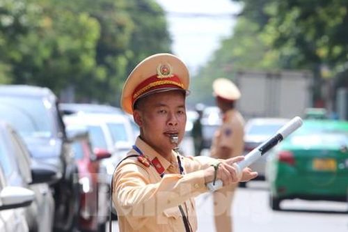 Cảnh sát giao thông hỗ trợ, 'tiếp sức' thí sinh vượt vũ môn