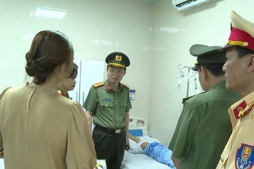 Một cảnh sát bị 'quái xế' tông bị thương