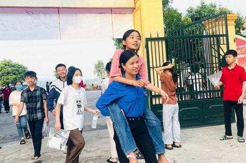 Những hình ảnh đẹp của sắc xanh tình nguyện tiếp sức sĩ tử vượt vũ môn