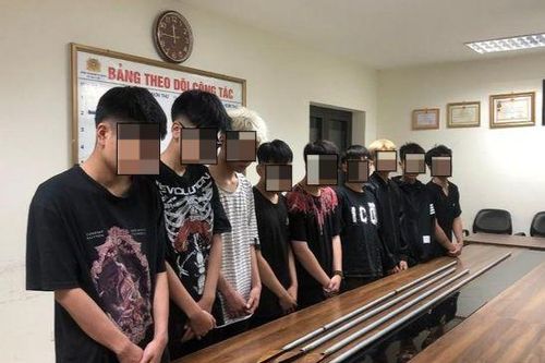 Nhóm học sinh kéo lê 'phóng lợn' trên đường để thị uy