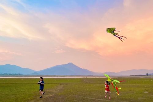 Thả diều ngắm cảnh thiên nhiên tươi đẹp trên bãi bồi Tiên Sơn