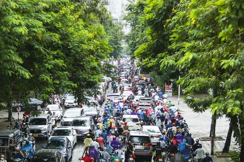 Hà Nội đón 'mưa vàng' giải nhiệt, nhiều tuyến phố ùn tắc