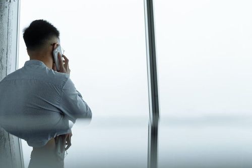 Em vợ gọi vay tiền rồi quên cúp máy, tôi choáng váng phát hiện sự thật