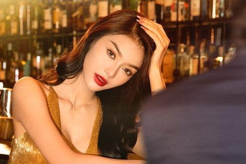 Lona gây chú ý với giọng hát, kỹ năng trình diễn tiến bộ