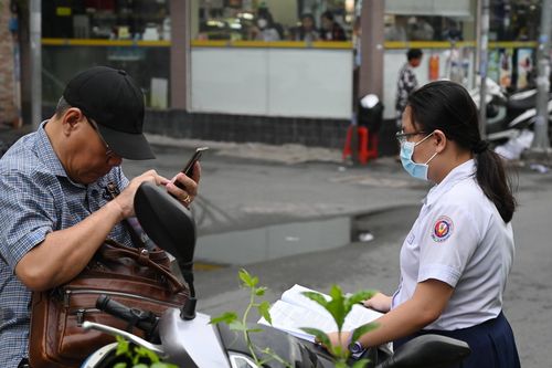 'Thi lớp 10' cùng con: Người căng thẳng, người ngả lưng ngay bên đường