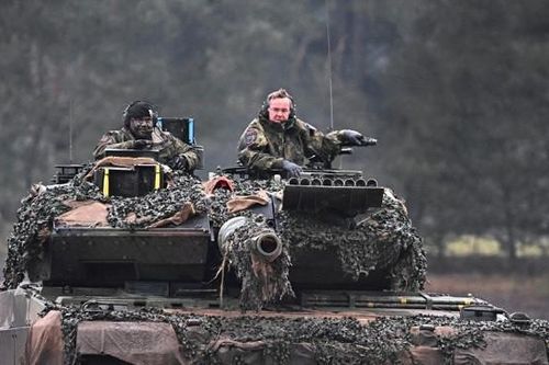 Xe tăng NATO bị Nga phá hủy, Ukraine nói về tin tướng tình báo quân đội qua đời