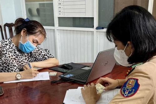 Nữ tài xế lái xe đi ngược chiều trên quốc lộ bị phạt 5 triệu, tước GPLX 3 tháng