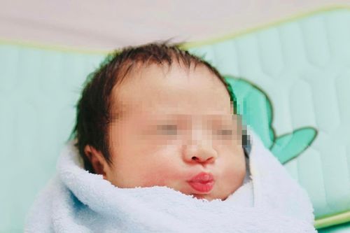 Hai lần rạch bụng mẹ để đón bé trai 3,2kg