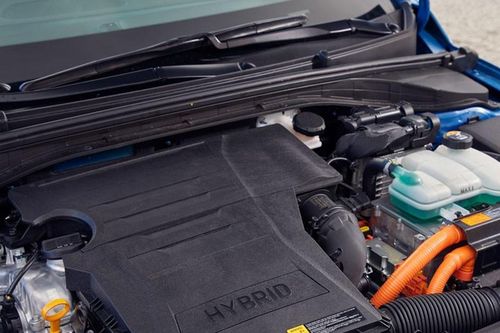 Kích bình ắc quy xe hybrid có gì khác với xe chạy thuần xăng, dầu?