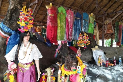 Ngôi đền thờ năm chị em 'độ trúng số' hút khách