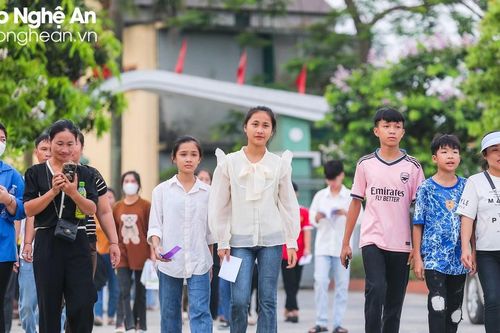 Vượt hàng trăm cây số, phụ huynh đưa con 'xuống phố' dự thi