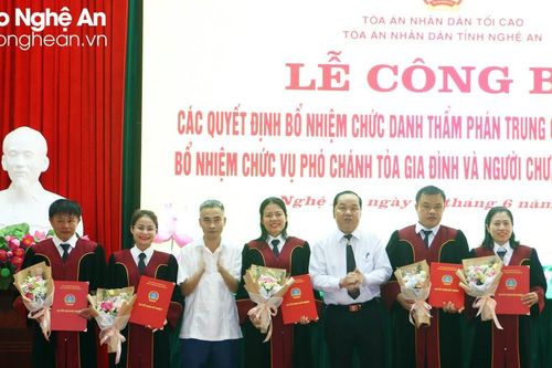 Trao Quyết định bổ nhiệm 10 thẩm phán tại Tòa án nhân dân hai cấp tỉnh Nghệ An